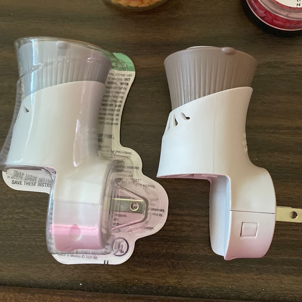 New Air wick Essential Oils Warmer Plug-Ins (1 in package a & 1 no package)